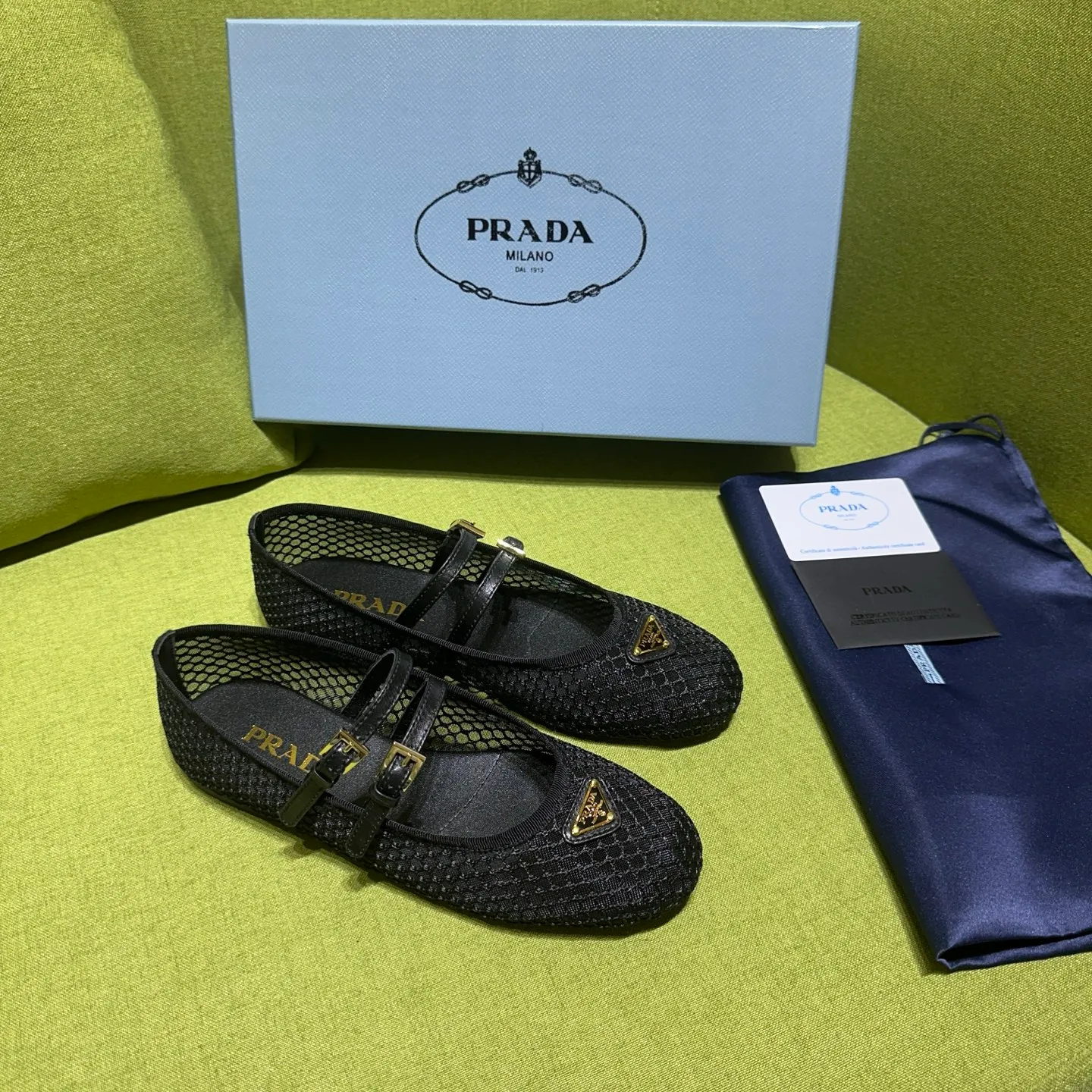 👟👟Ex-factory price 500👟👟 Prada 25ss new style for early spring🔥🔥✨ 🌟 Recommended by major bloggers in Xiaohongshu, developed 1-1 to highlight classic charm. Open molded outsole. Imported mixed breed sheep lining. These ballet flats have a feminine silhouette and classic details for a sophisticated and timeless style. The mesh fabric is reinterpreted with lace patterns, which is delicate and unique. The upper is embellished with a narrow band and an engraved logo metal buckle. Enamel-coated triangular metal logo. 5mm one-piece rubber sole, decorated with hot-stamped logo. Code number: 35 to 42 (40-42 customized, non-refundable)